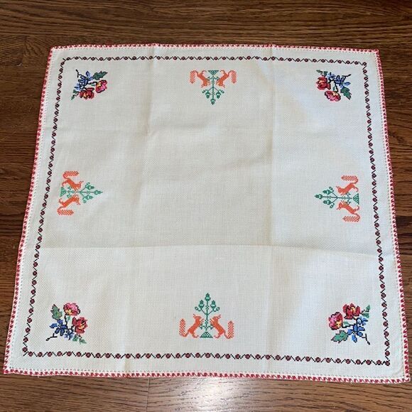 Vintage off white/cream small table cloth & 4 napkins with cross stitch flowers - Picture 7 of 11